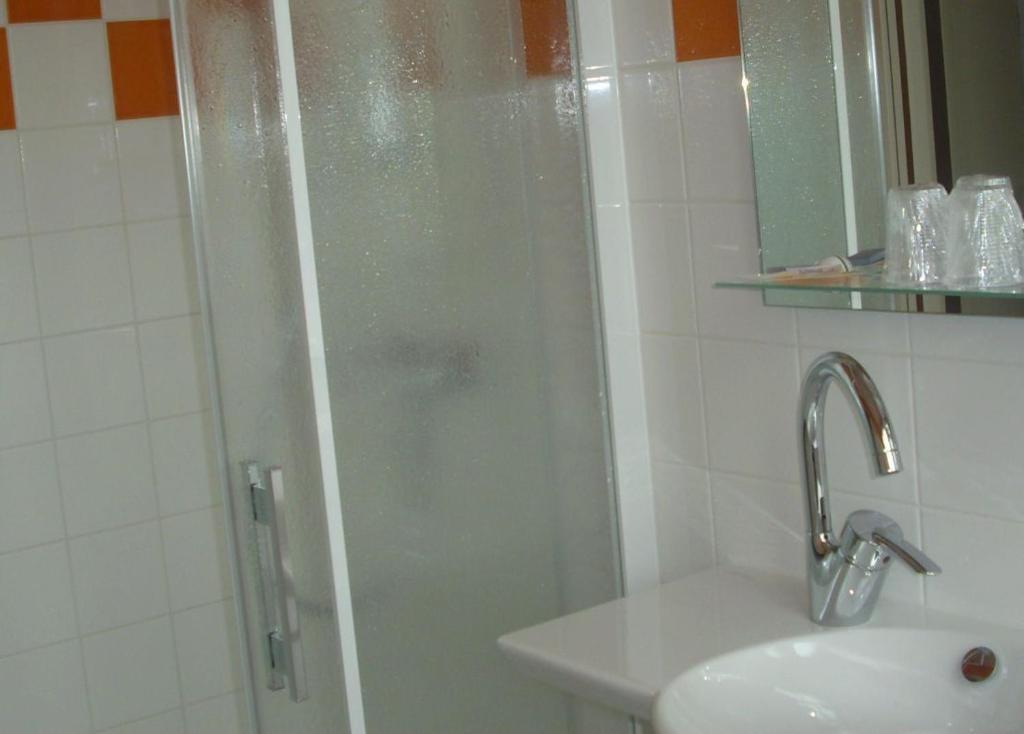 Saint-Sauveur-le-Vicomte Auberge Du Vieux Chateau חדר תמונה
